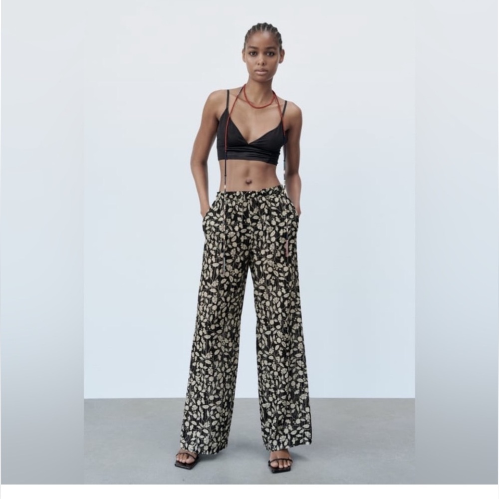 ⬇️ $34.00 ⬇️NWOT Zara Full Length Print Pants with Metallic Thread.